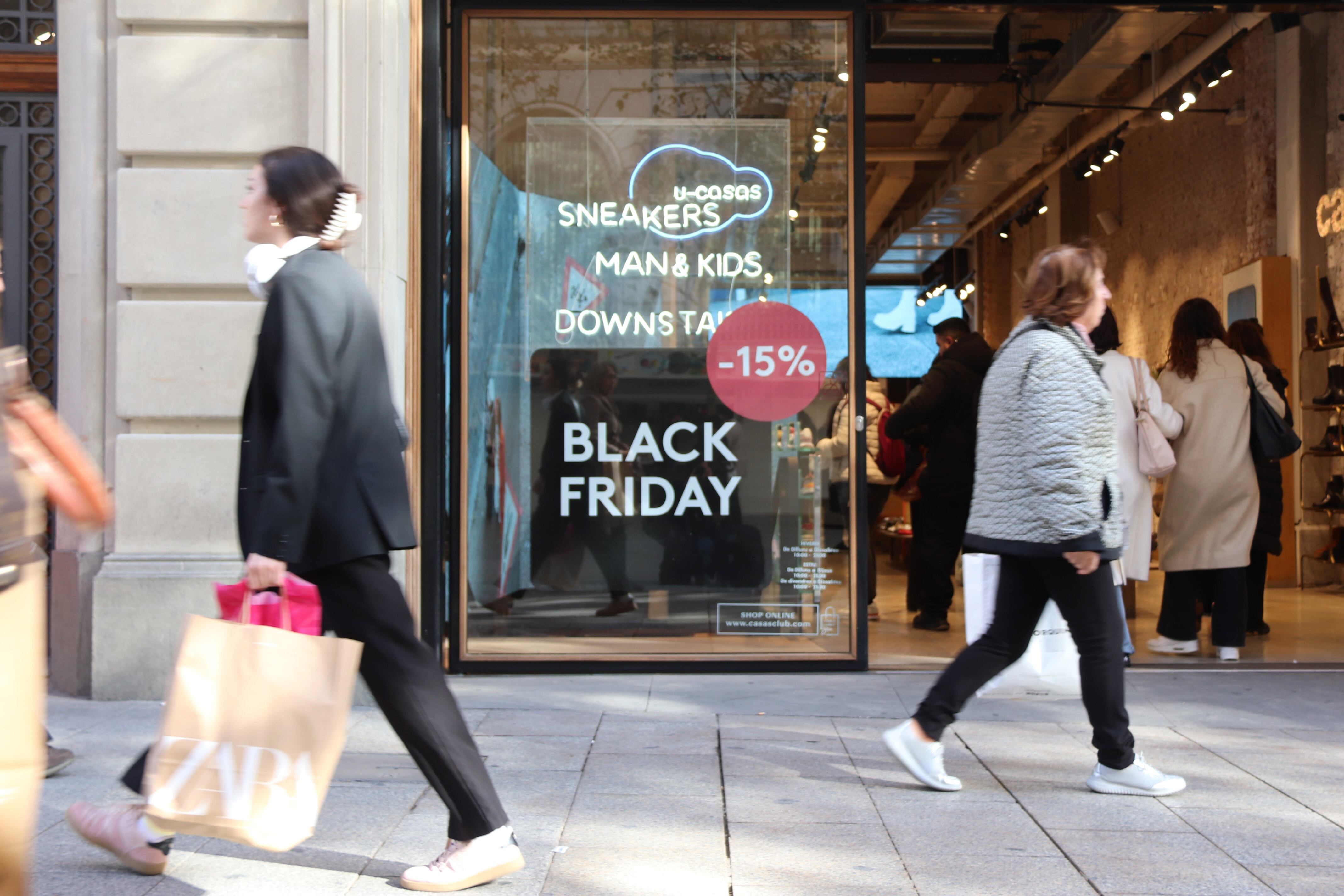 El sector del comercio parece haber sido uno de los diques de contención frente a la subida del paro gracias a las contrataciones del Black Friday.