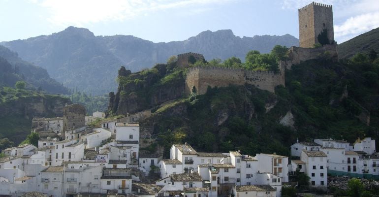 Panorámica de la ciudad de Cazorla con el castillo de la Yedra.