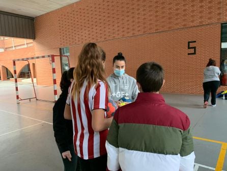 Los chicos y chicas deben traer sus propios balones desde casa