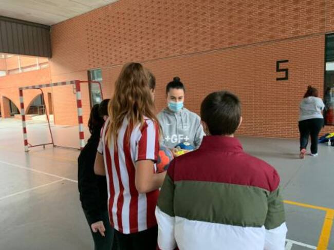 Los chicos y chicas deben traer sus propios balones desde casa