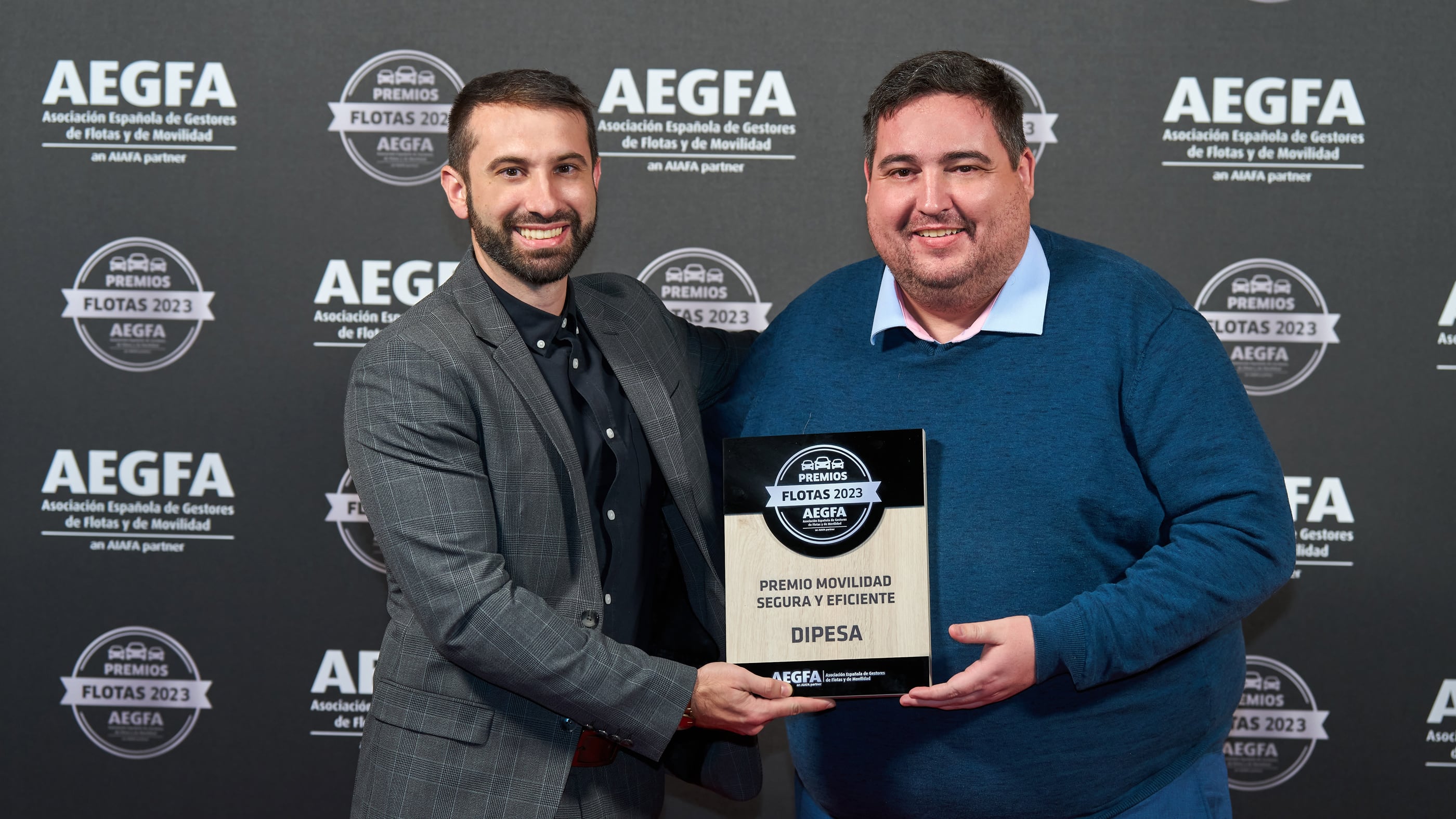 El momento de la entrega del premio