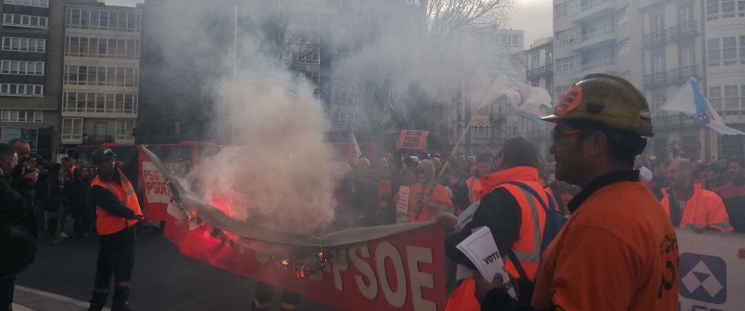 Los trabajadores de Alcoa queman una pancarta del PSOE