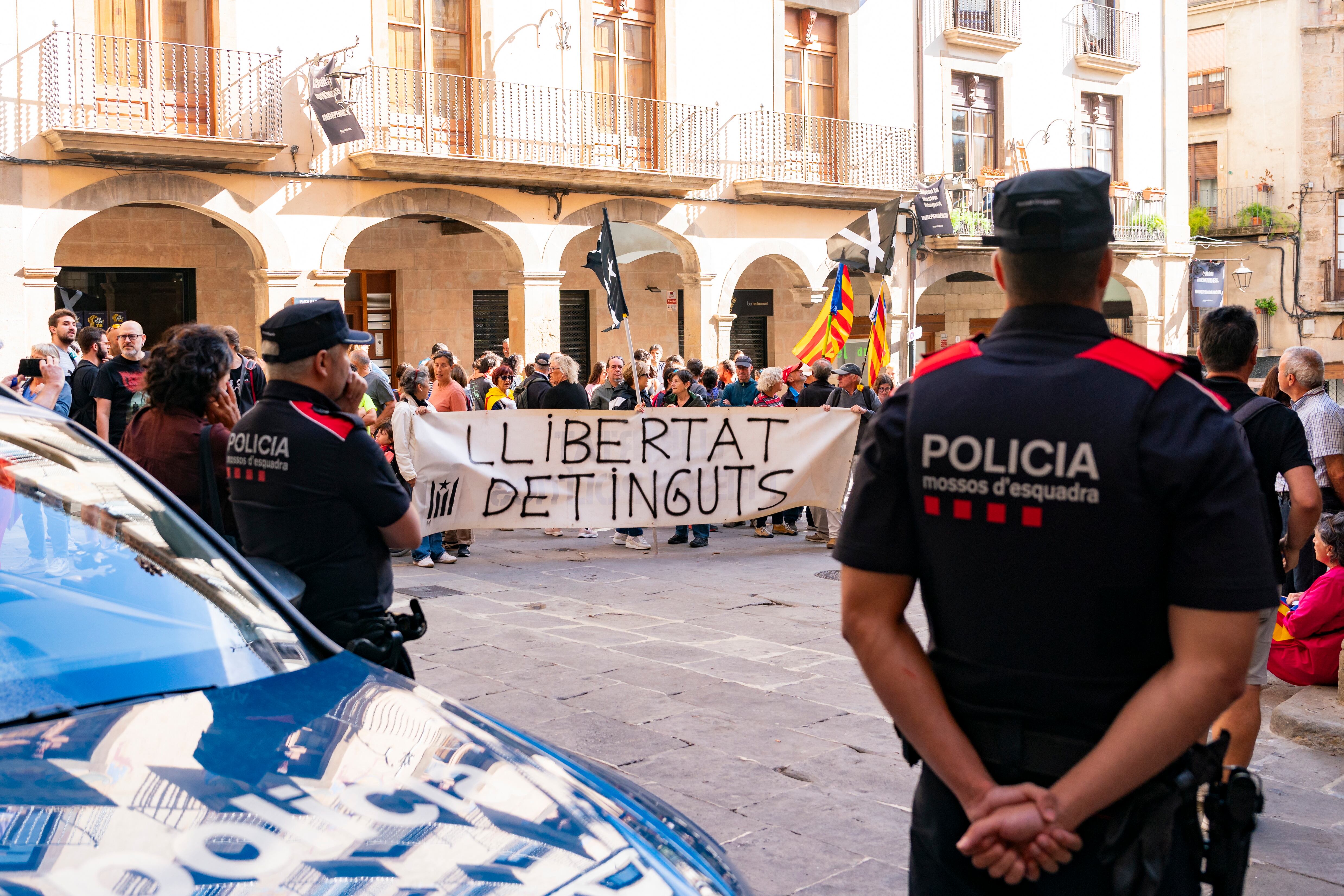 GRAFCAT3266. SOLSONA (LLEIDA) (ESPAÑA), 28/08/2023.- Varias decenas de personas se han concentrado este lunes ante los juzgados de Solsona (Lleida) para pedir la libertad de los cuatro detenidos acusados de preparar actos contra la Vuelta ciclista 2023, que hoy pasa por esta comarca.EFE/Siu Wu