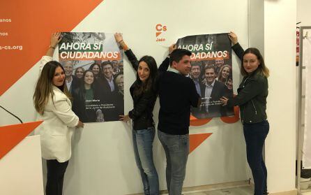 Monica Moreno y los suyos colocan carteles de CIUDADANOS en su sede