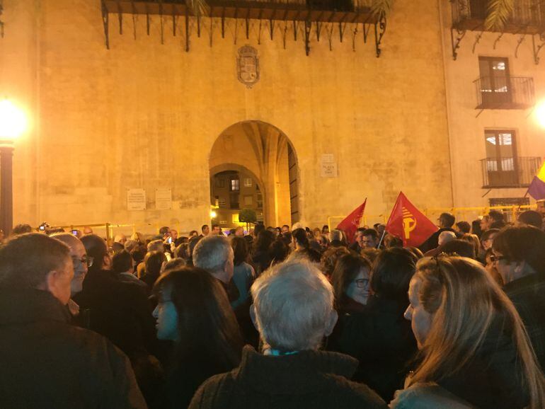 Concentración ayer tarde en la plaza de Baix