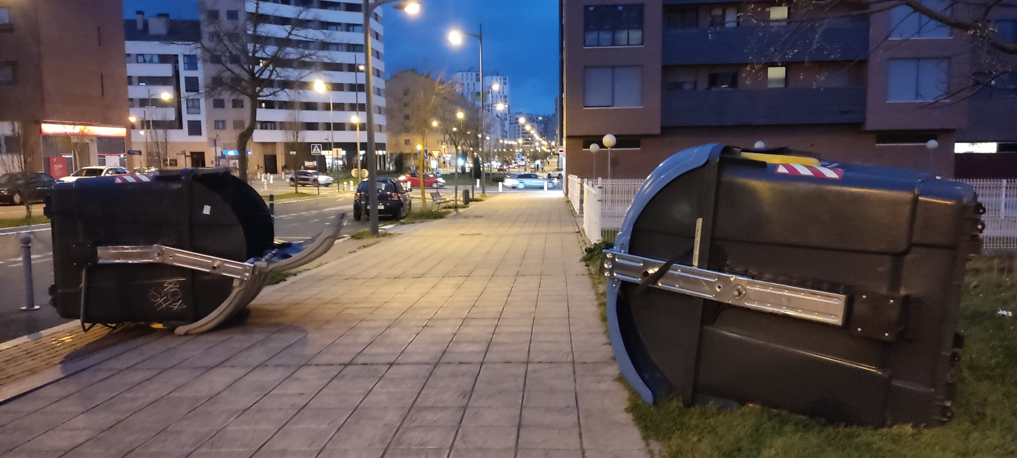 Contenedores caídos por el viento en Vitoria