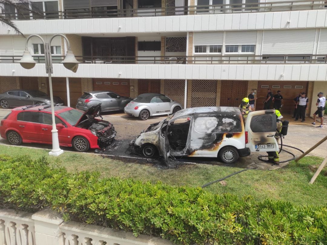 Estado en el que ha quedado la furgoneta cuyo motor ha prendido fuego en una urbanización de la playa San Juan.