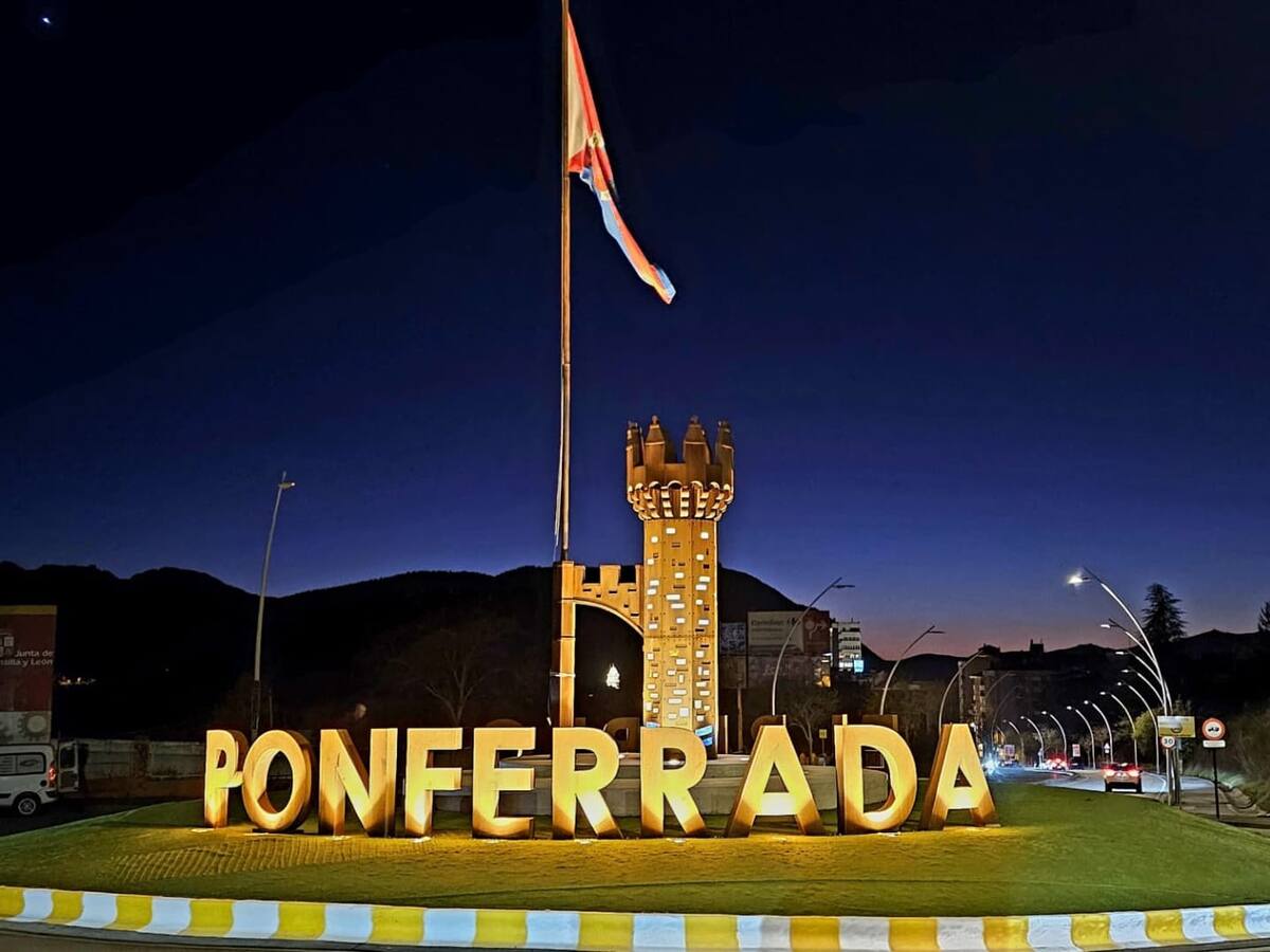 Una torre iluminada da la bienvenida a Ponferrada