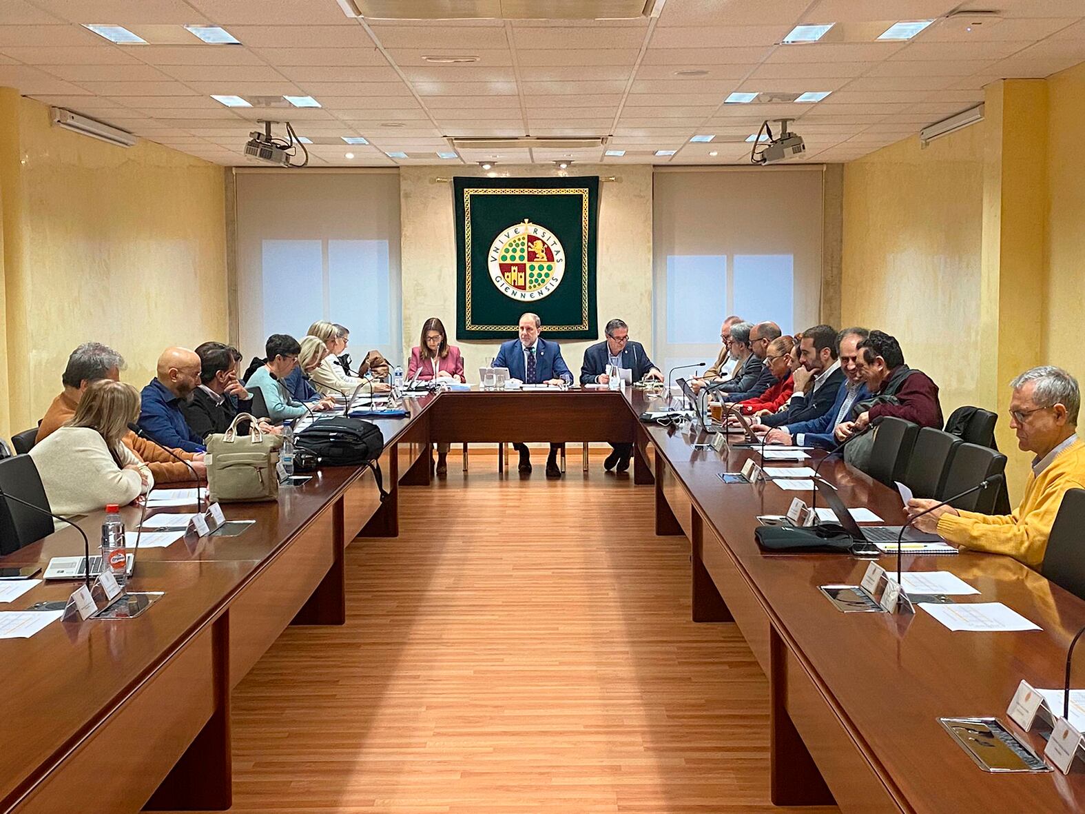 El rector de la UJA, Nicolás Ruiz, con su consejo de gobierno.