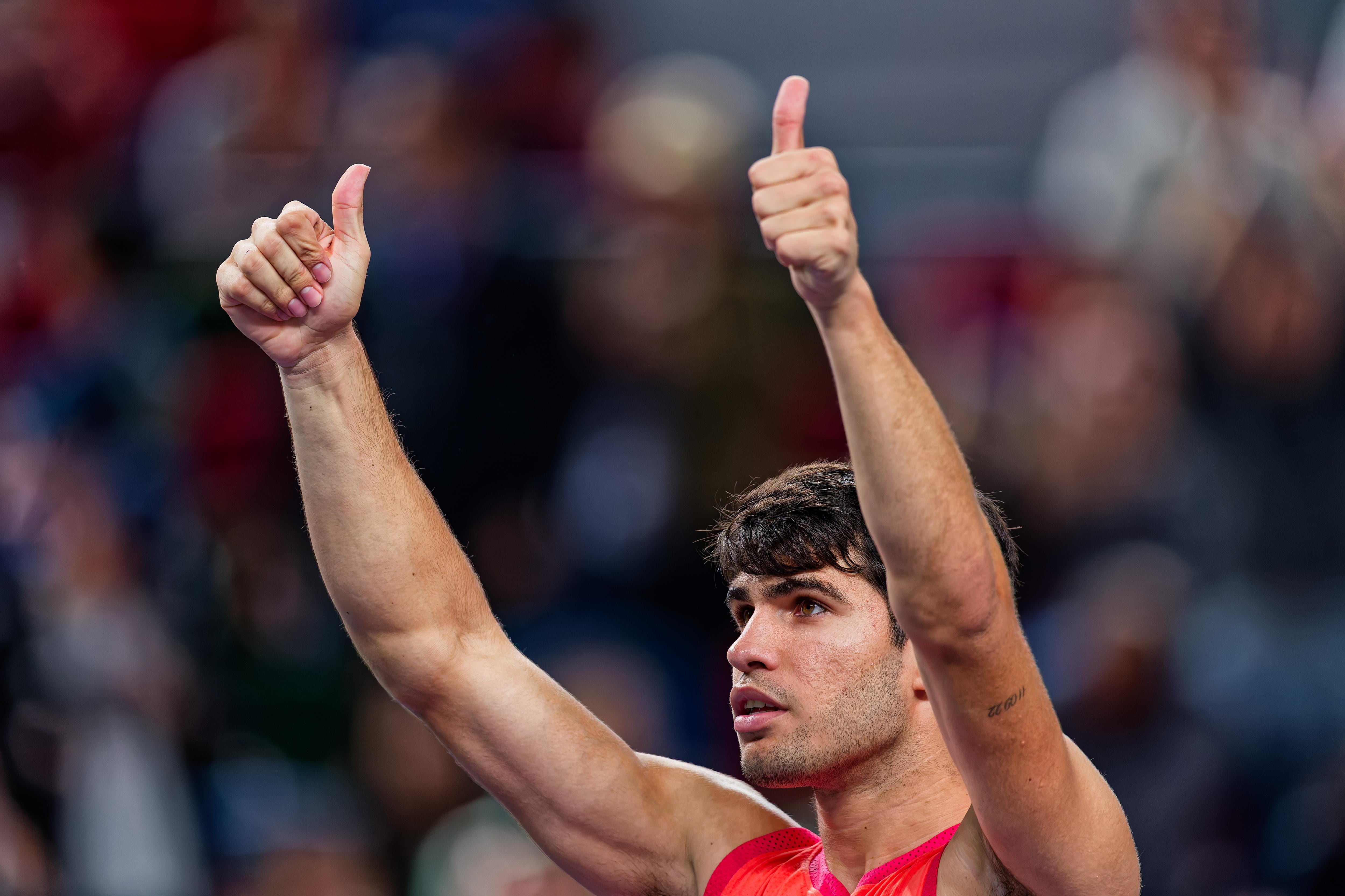 Carlos Alcaraz celebra su victoria en el Masters 1.000 de Shanghai