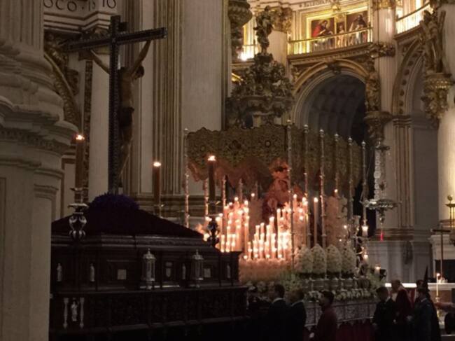 Virgen de la Misericordia ante el Cristo de la Misericordia en el interior de la Catedral de Granada