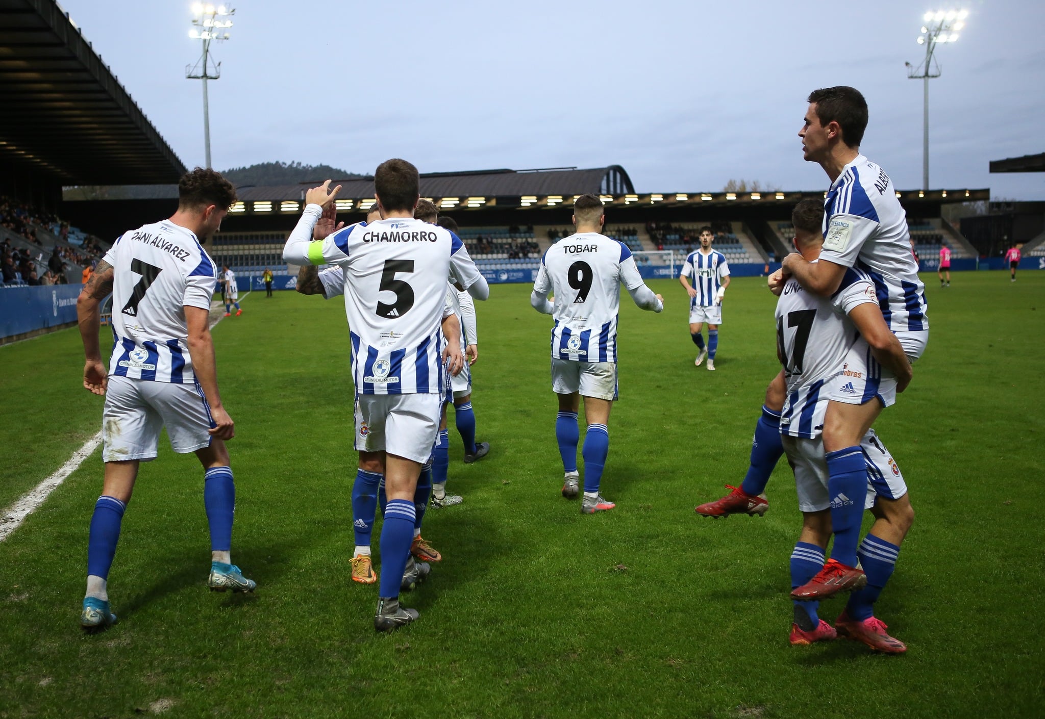 Los jugadores de la Gimnástica festeja uno de los goles de la temporada