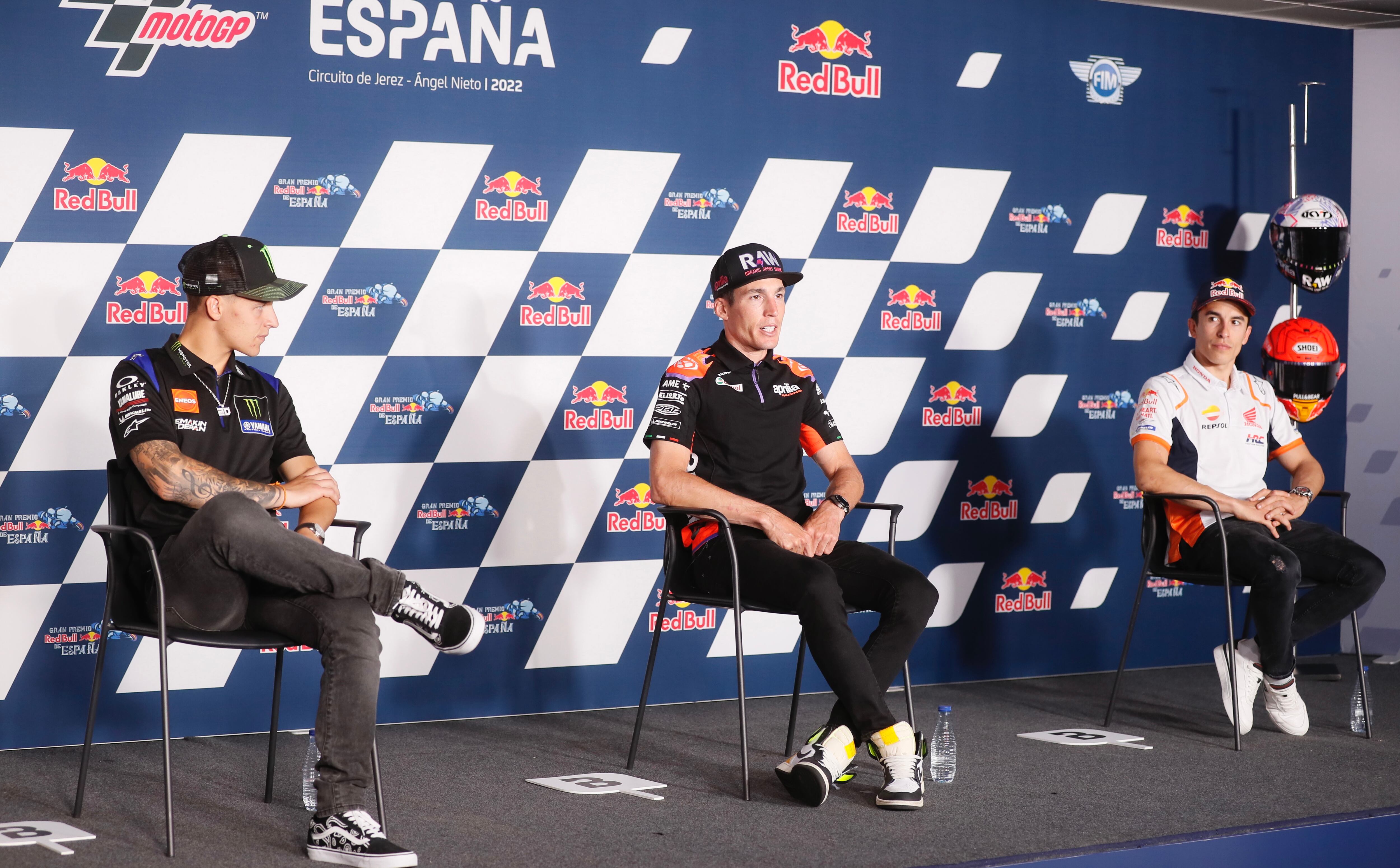 Los pilotos españoles (izq a dcha) Alex Rins ( Suzuki), Pol Espargaró (Honda), y Marc Márquez (Repsol Honda RC 213 V) durante la rueda de prensa ofrecida hoy jueves previa al comienzo del Gran Premio de España de MotoGP, en el circuito &quot;Ángel Nieto&quot; de Jerez de la Frontera (Cádiz), que se celebra este fin de semana EFE/José Manuel Vidal