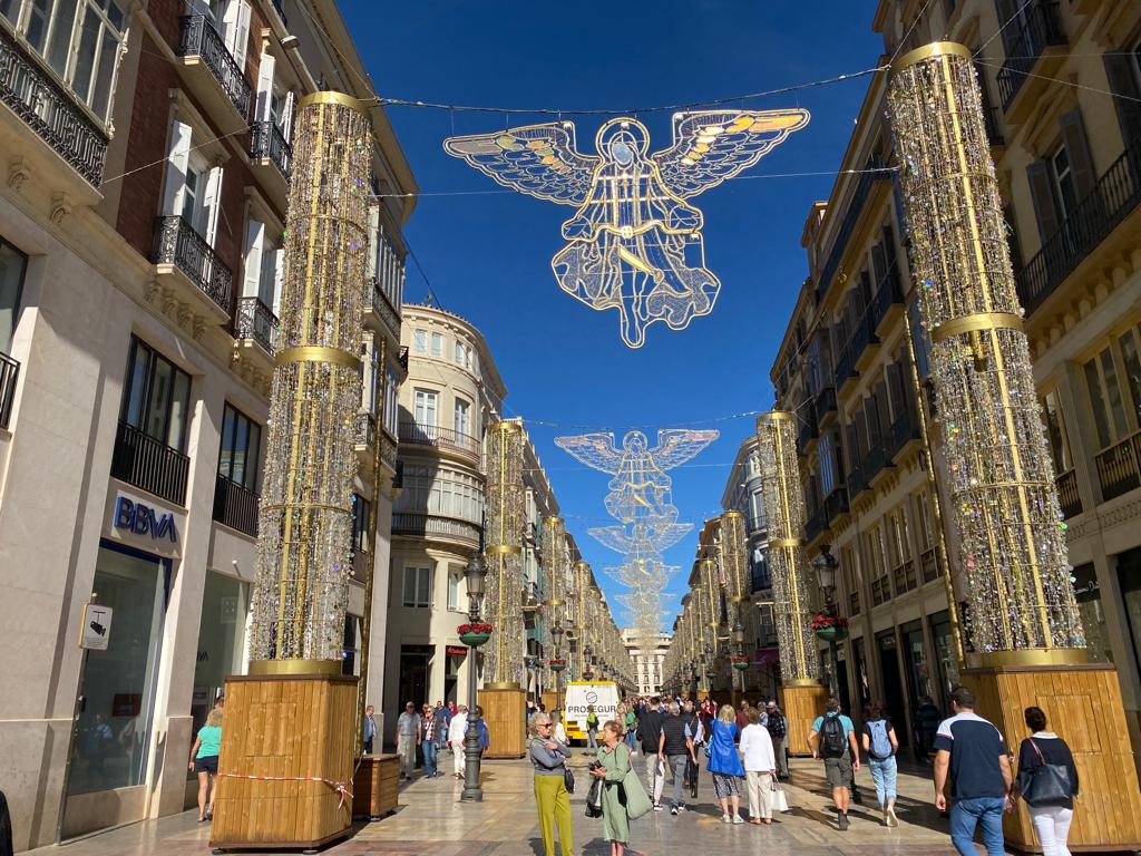 La instalación de los luces de Navidad en la calle Larios este miércoles