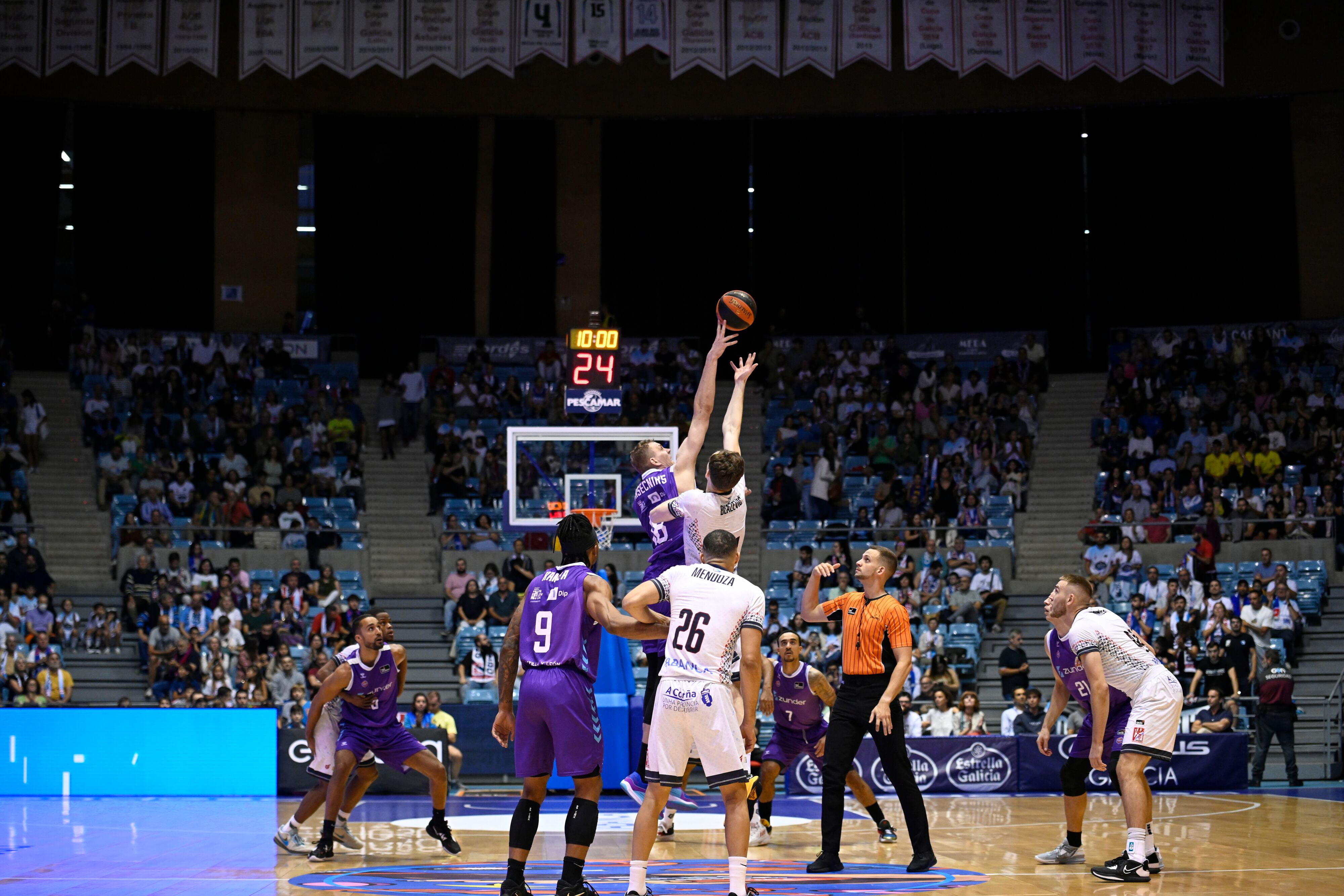 Salto inicial del partido entre el Obradoiro y el Palencia