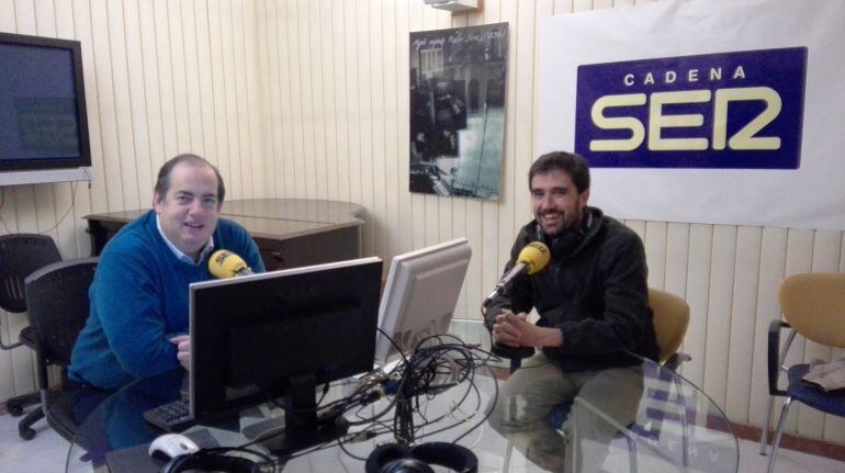 El escritor y periodista, Gonzalo Altozano, entrevistado en los estudios de Radio Jerez por Eugenio Camacho