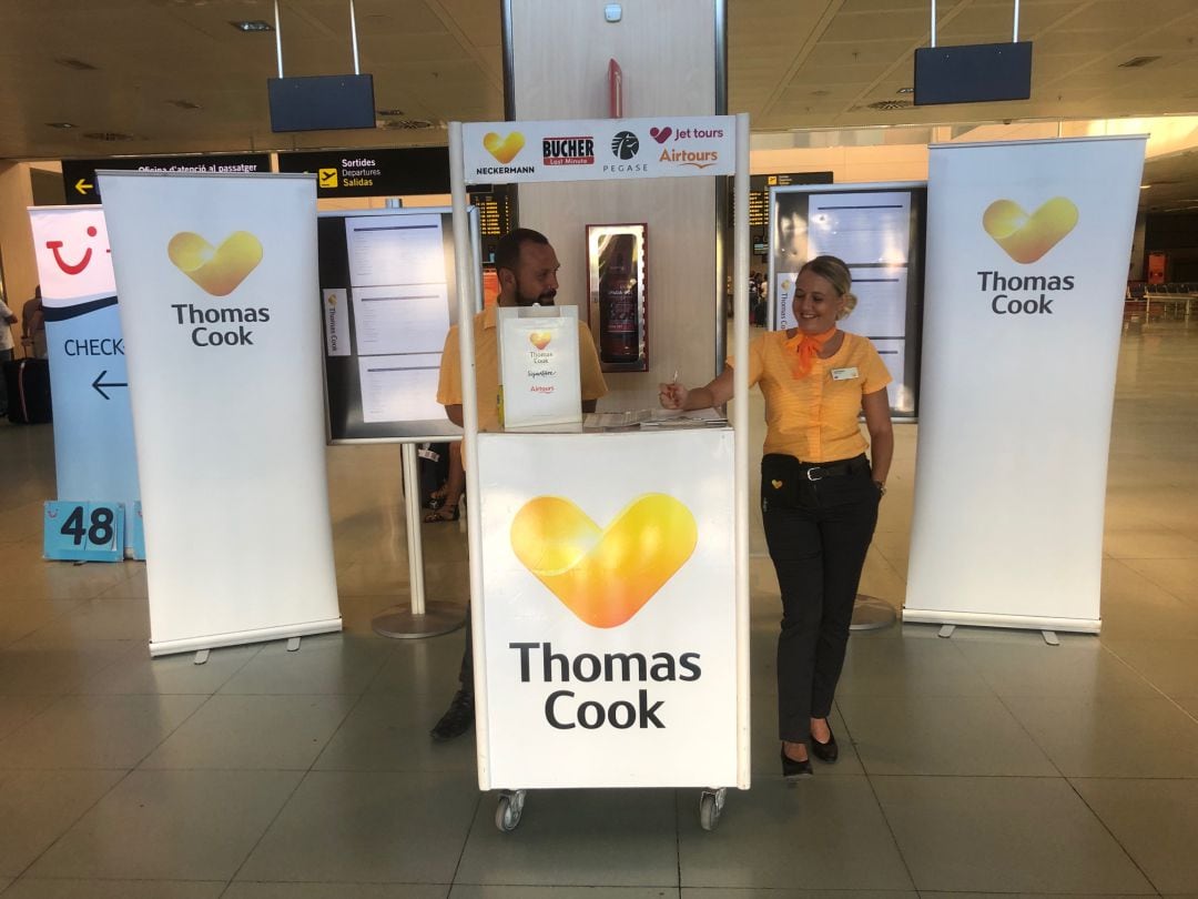 Stand de información de Thomas Cook en el aeropuerto