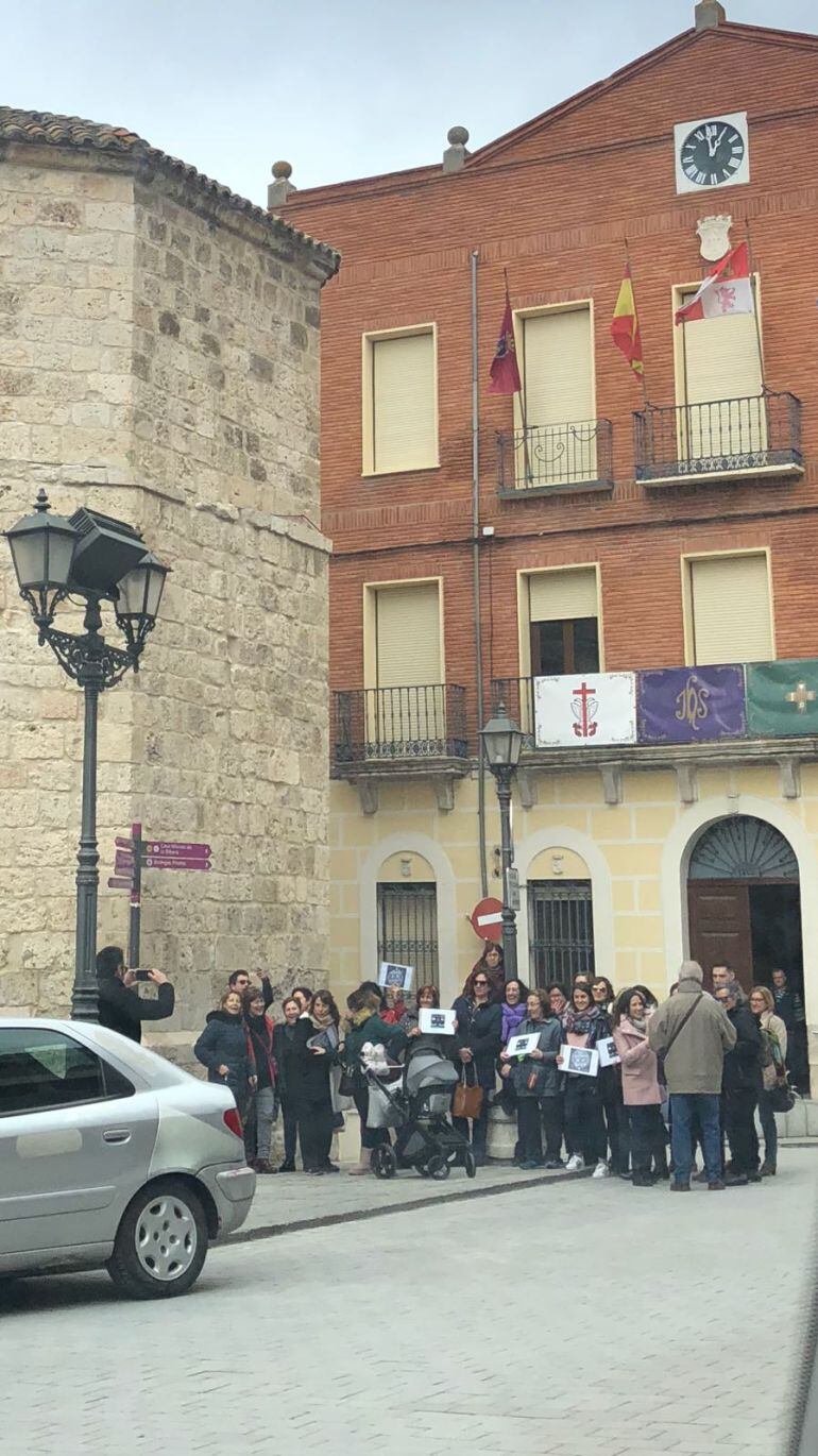 Varias mujeres concentradas en Peñafiel 