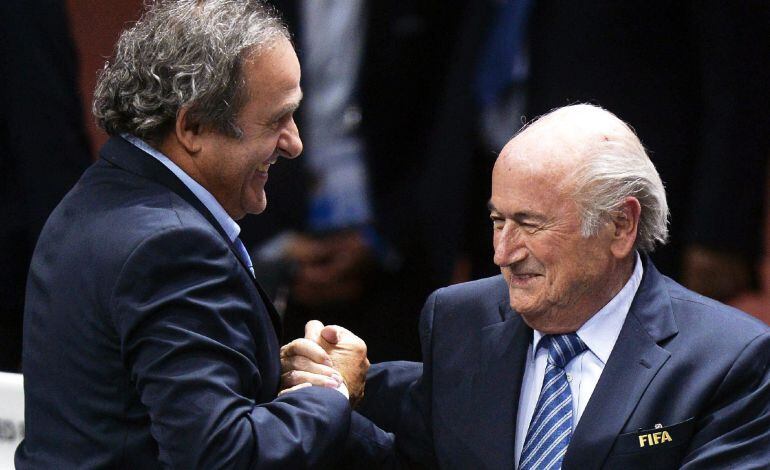 Joseph Blatter y Michel Platini, sancionados por la FIFA