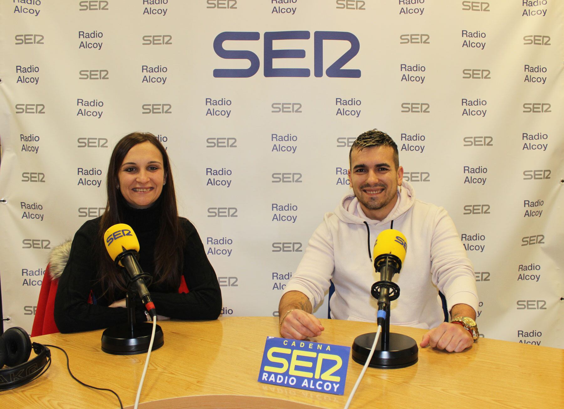 Los hermanos Estefanía y Antonio Herrera en el estudio central de Radio Alcoy