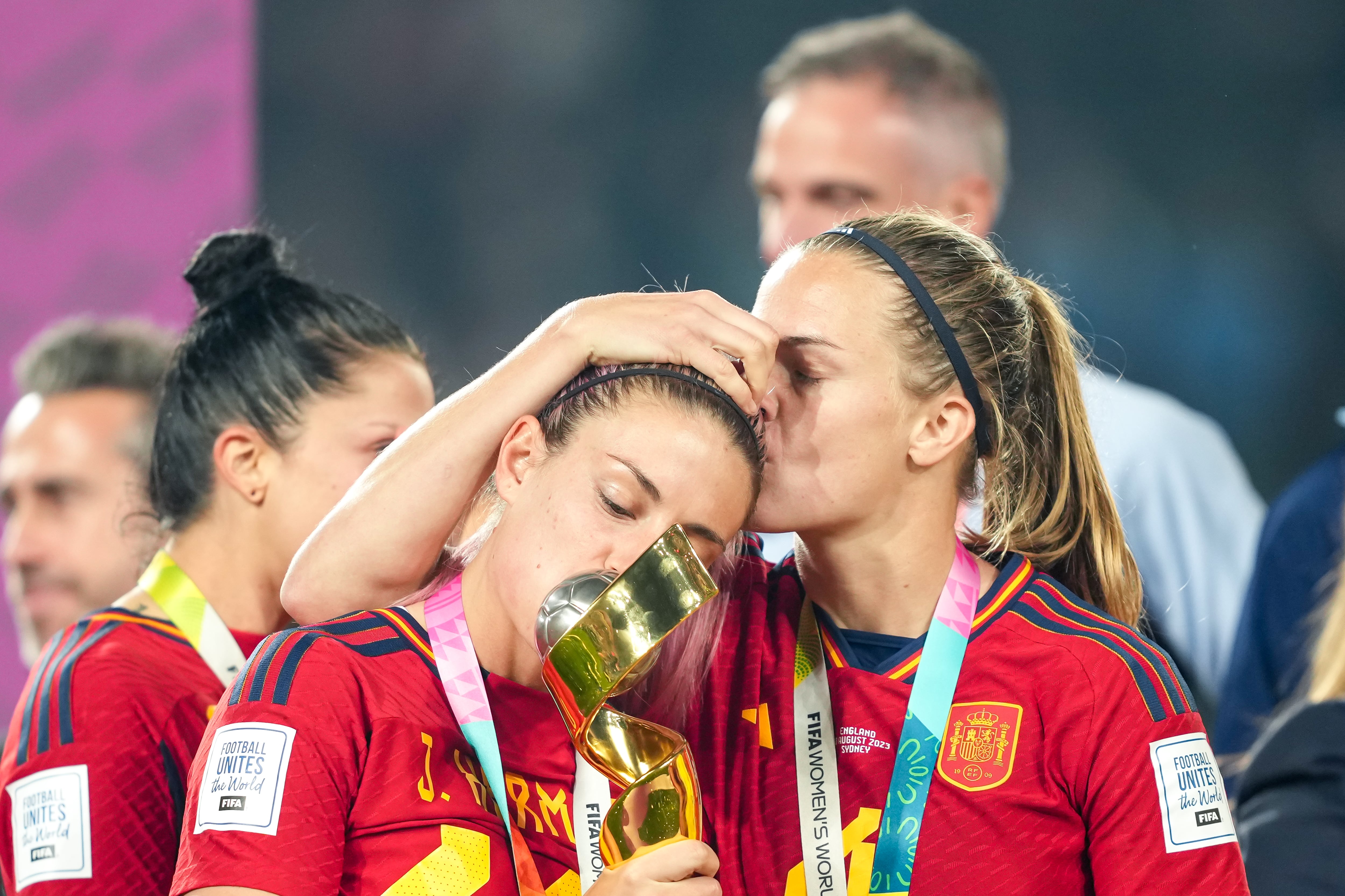 Irene Paredes y Alexia Putellas, tras ganar el Mundial. (Photo by Daniela Porcelli/ISI Photos/Getty Images)