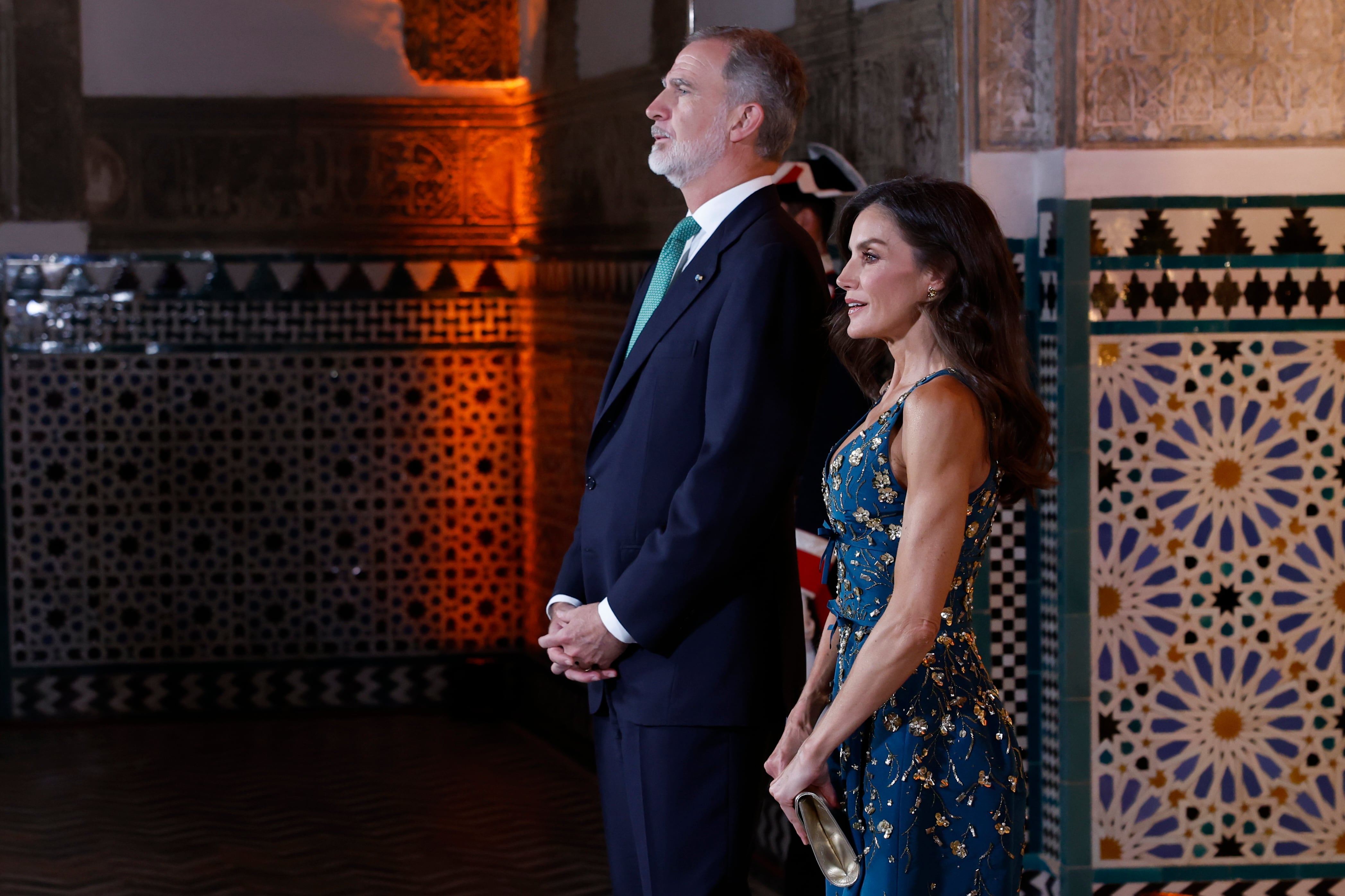 SEVILLA, 29/06/2025.- El rey Felipe VI (i) y la reina Letizia (d) a su llegada, este domingo, a la cena de gala que han ofrecido a los líderes mundiales que asisten a la IV Conferencia Internacional sobre Financiación para el Desarrollo. EFE/Mariscal POOL