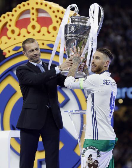 Sergio Ramos recibe la copa de la Champions League de manos de Aleksander Ceferin