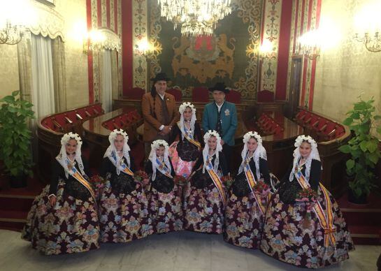 Manolo Jiménez, presidente de la Federació de Fogueres, Adriana Nicolás, Bellesa del Foc infantil 2016, Gabriel Echávarri, alcalde de Alicante y las damas de honor de la Bellesa del Foc tras su acto de proclamación