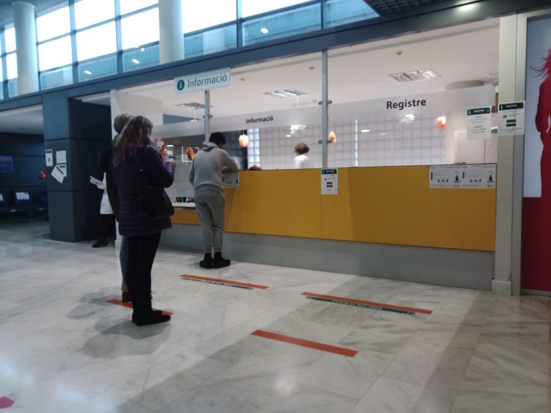 Pacientes haciendo cola para ser atendidos.