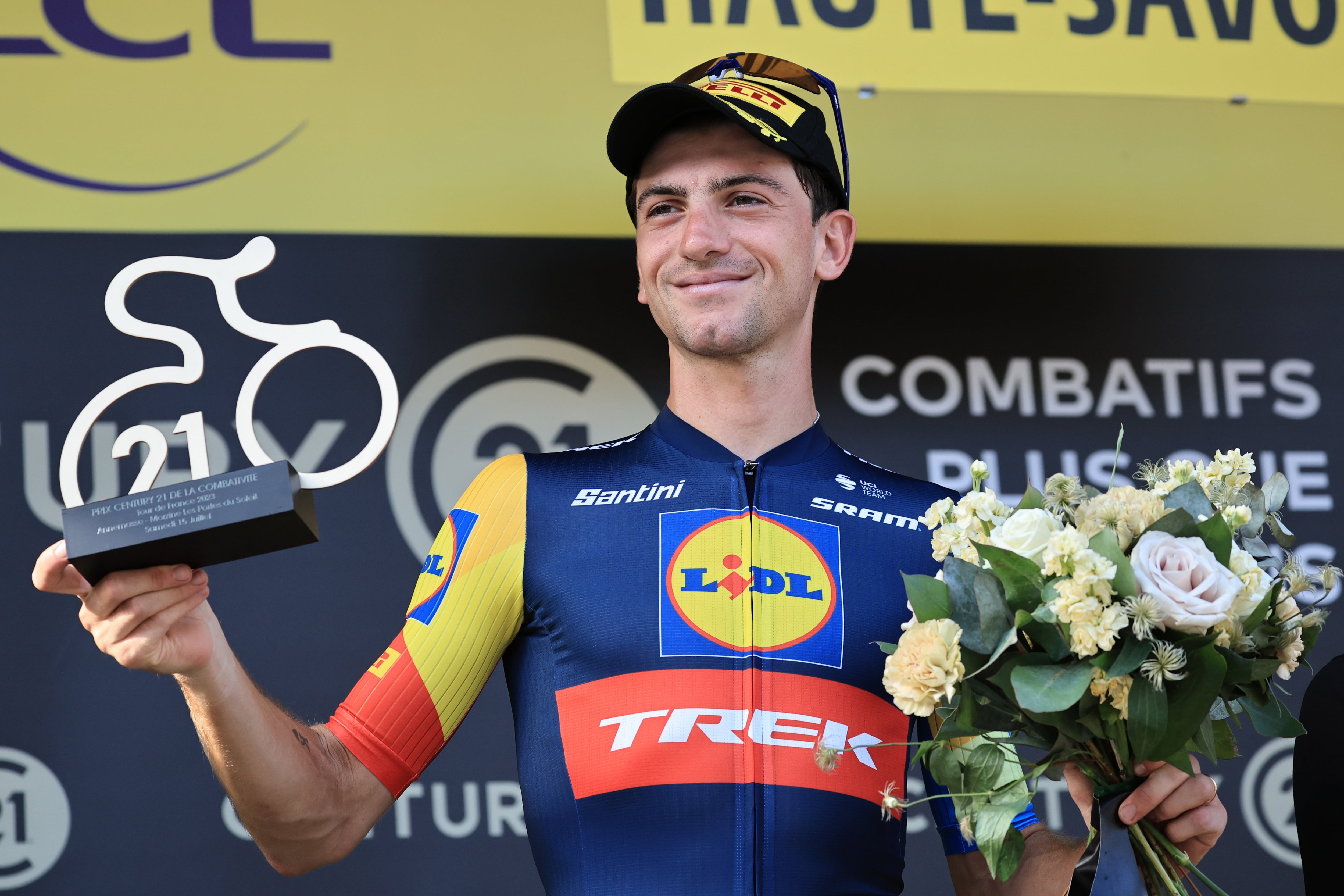 Morzine Les Portes Du Soleil (France), 15/07/2023.- Italian rider Giulio Ciccone of team Lidl-Trek receives the combativity award after the 14th stage of the Tour de France 2023, a 152kms race from Annemasse to Morzine les Portes du Soleil, France, 15 July 2023. (Ciclismo, Francia) EFE/EPA/CHRISTOPHE PETIT TESSON
