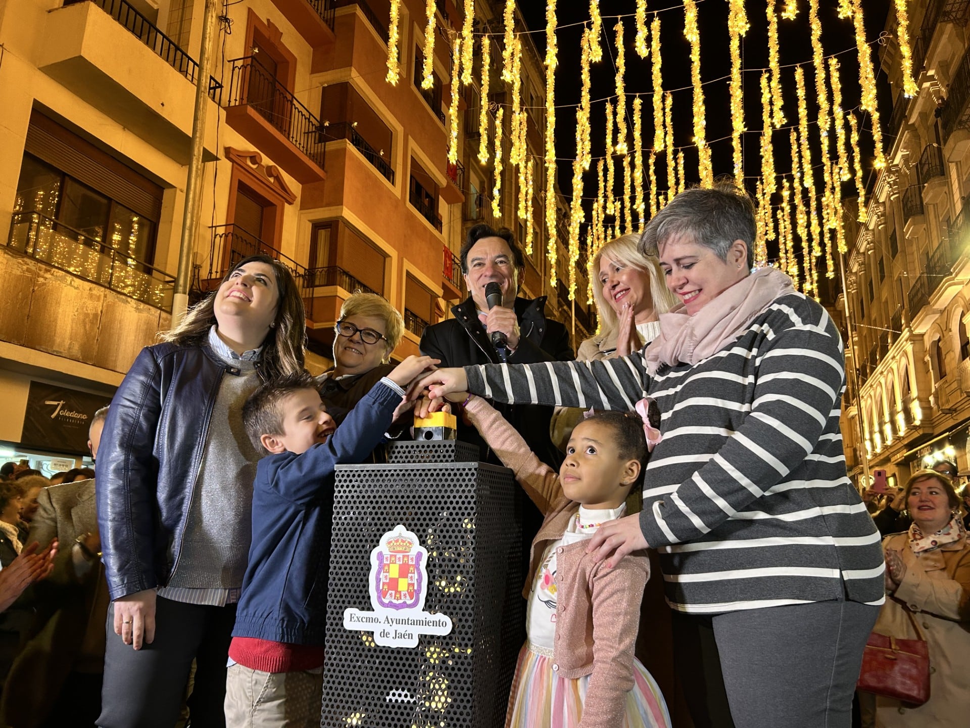 El alcalde, Agustín González, y la concejala de Cultura, María Espejo (ambos en el centro), acompañados de las propietarias de la mercería &#039;La Verdadera&#039;.