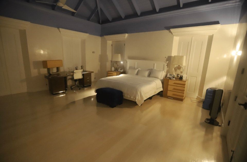 Uno de los numerosos dormitorios de la mansión de Epstein