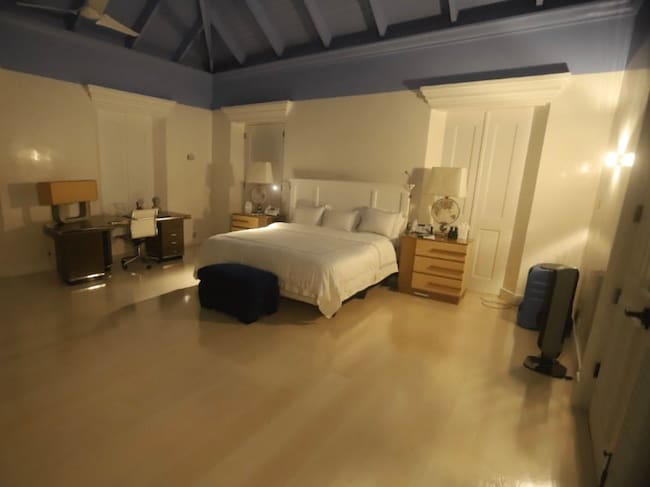Uno de los numerosos dormitorios de la mansión de Epstein
