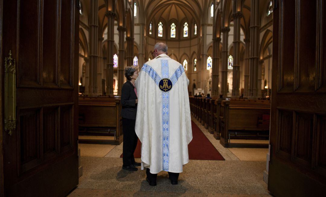 Un sacerdote en una iglesia. (Foto de archivo)