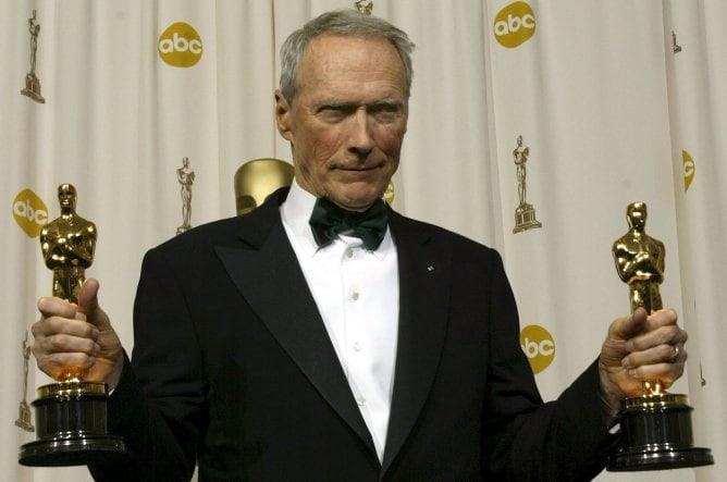 Clint Eastwood muestra los dos Oscar que ganó en 2005 por &#039;Million Dollar Baby&#039;