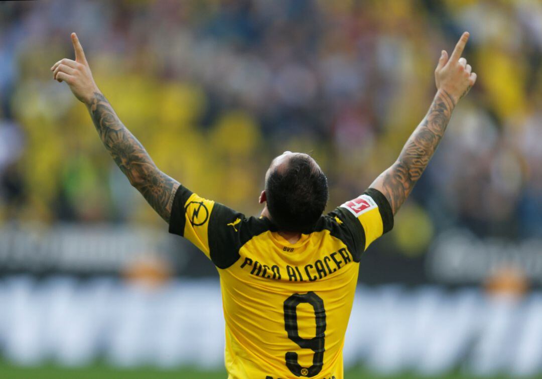 Alcácer celebra uno de sus tres goles en el partido de hoy del Borussia contra el Augsburgo tras salir desde el banquillo