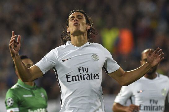 Edinson Cavani de blanco con el PSG.