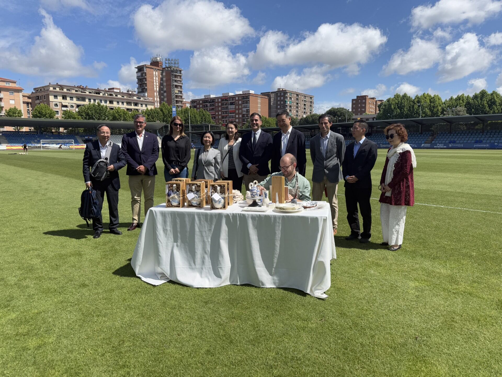 La delegación China asiste al pintado de una pieza de cerámica en el Municipal El Prado de Talavera
