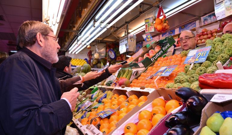 Un consumidor compra en un pequeño establecimiento 