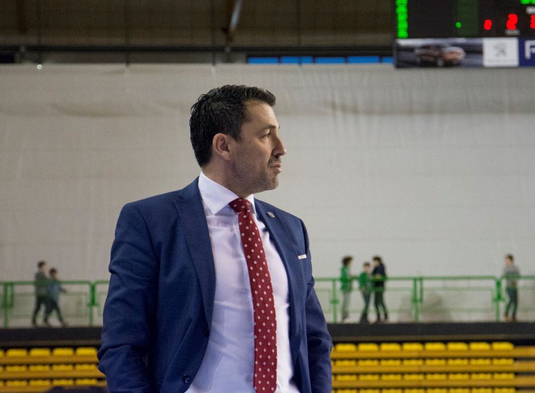 El Club Ourense Baloncesto, eliminó todo fantasma que pudiese aparecer en una cancha muy compliacada como la del Prat. Al final 67-88.