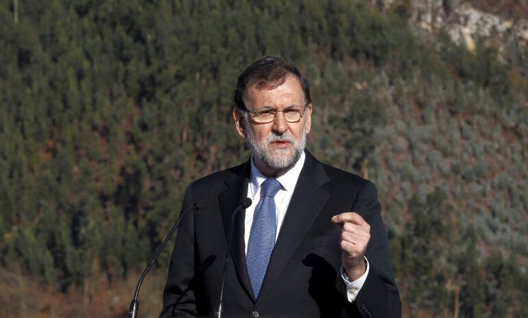 GRA104. PENDUELES (ASTURIAS), 30/12/2014.- El presidente del Gobierno, Mariano Rajoy, durante su intervención hoy en el acto de inauguración del tramo La Franca-Unquera de la Autovía del Cantábrico (A-8), cuya puesta en servicio permitirá viajar por doble