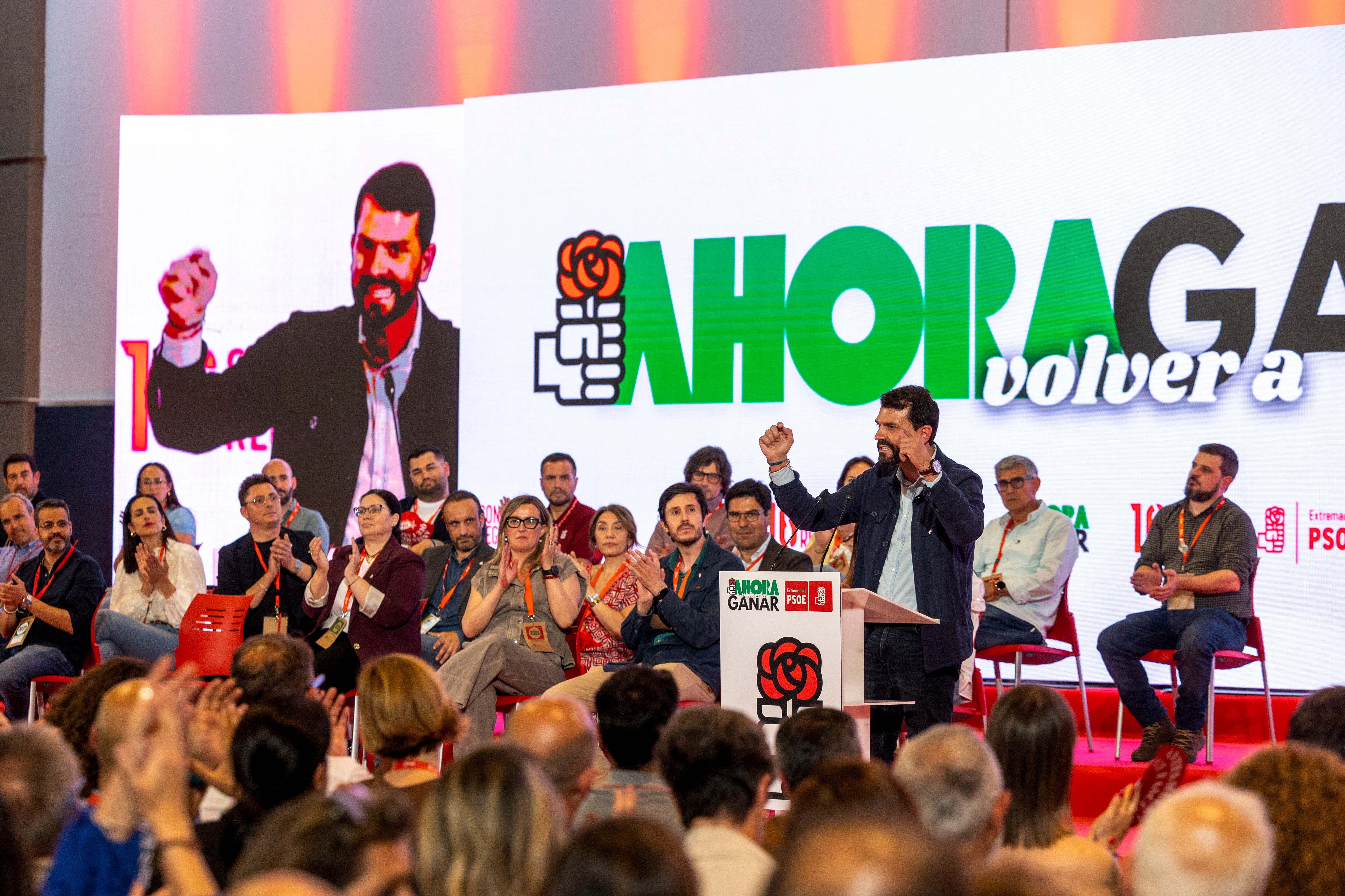 MÉRIDA (ESPAÑA), 25/04/2026.- Álvaro Sánchez Cotrina (d) tras ser ratificado como secretario regional del partido en Extremadura en sustitución de Miguel Ángel Gallardo, tras el Congreso Regional Extraordinario del PSOE de Extremadura este sábado en Mérida. EFE/ Jero Morales