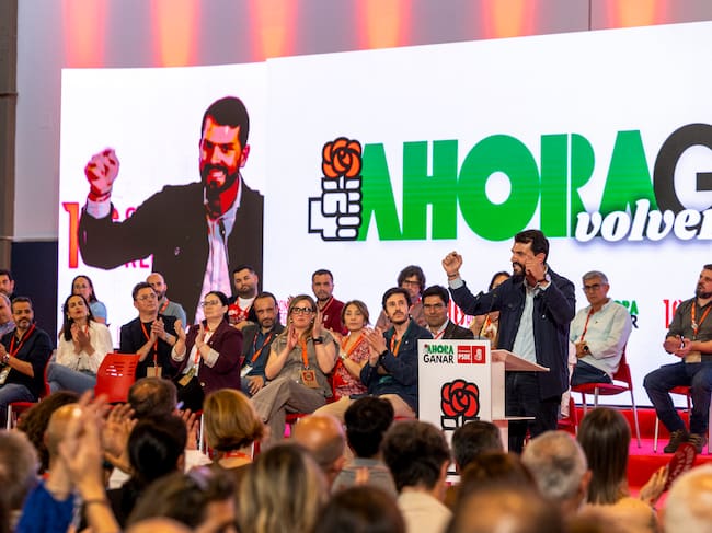 MÉRIDA (ESPAÑA), 25/04/2026.- Álvaro Sánchez Cotrina (d) tras ser ratificado como secretario regional del partido en Extremadura en sustitución de Miguel Ángel Gallardo, tras el Congreso Regional Extraordinario del PSOE de Extremadura este sábado en Mérida. EFE/ Jero Morales