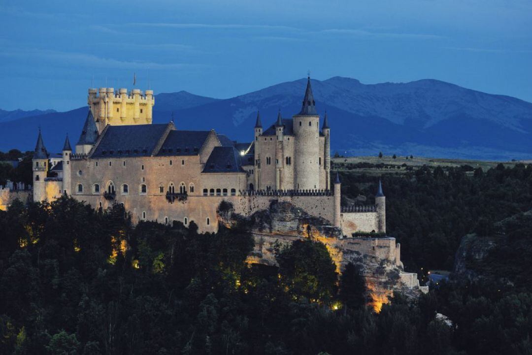 Imágen nocturna del Alcázar de Segovia