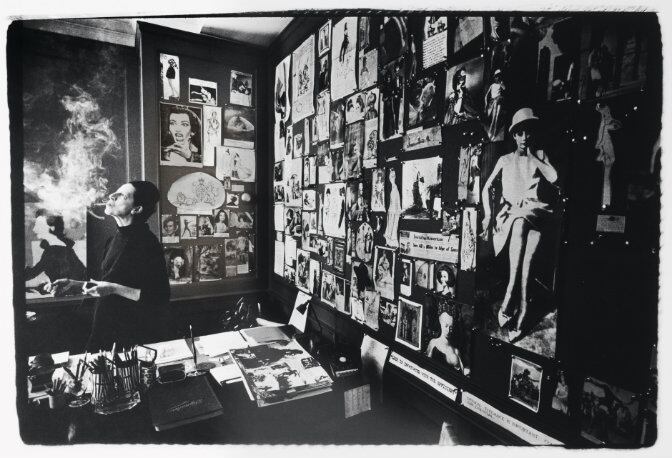 Diana Vreeland en su estudio, rodeada de recortes de revistas de moda