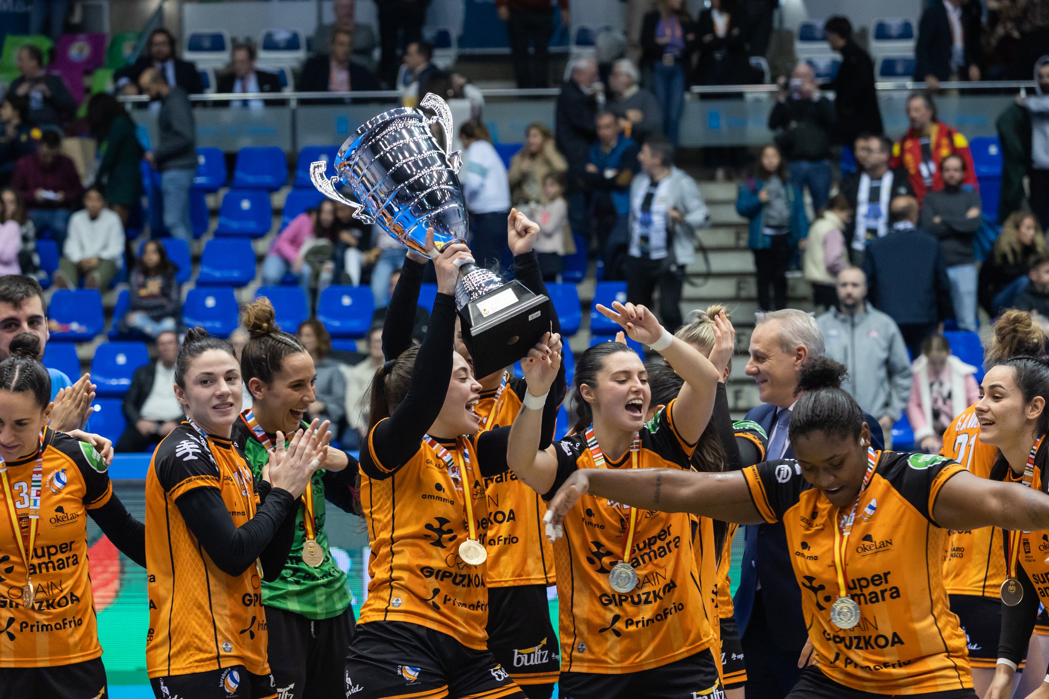 MÁLAGA, 18/12/2022.- El equipo del Super Amara Bera Bera celebra su triunfo en la final de la XXIII Supercopa de España de balonmano femenino disputado este domingo en el Polideportivo Ciudad Jardín, en Málaga. EFE/Carlos Díaz
