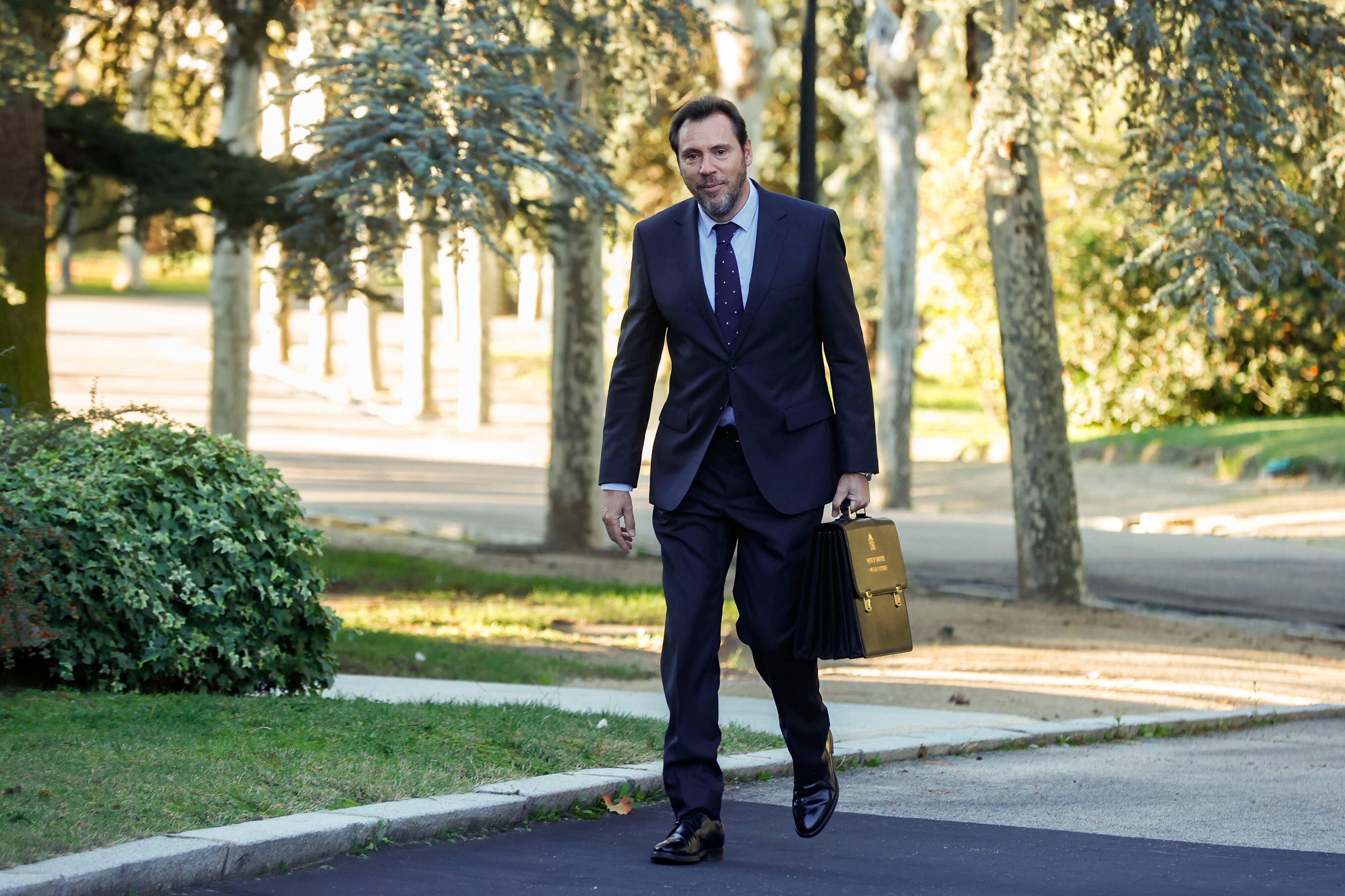 MADRID, 22/11/2023.- El ministro de Transporte y Movilidad Sostenible, Óscar Puente, a su llegada ese miércoles al Palacio de La Moncloa para asistir al primer Consejo de Ministros del nuevo gabinete de Pedro Sánchez. EFE/Juan Carlos Hidalgo
