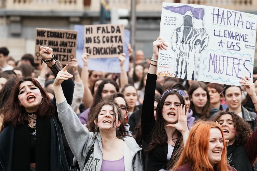 Mujeres se manifiestan durante el 8M en Bilbao.