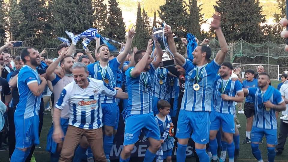 La plantilla de la UD Cazorla celebra el título de ganador de la Copa de Andalucía