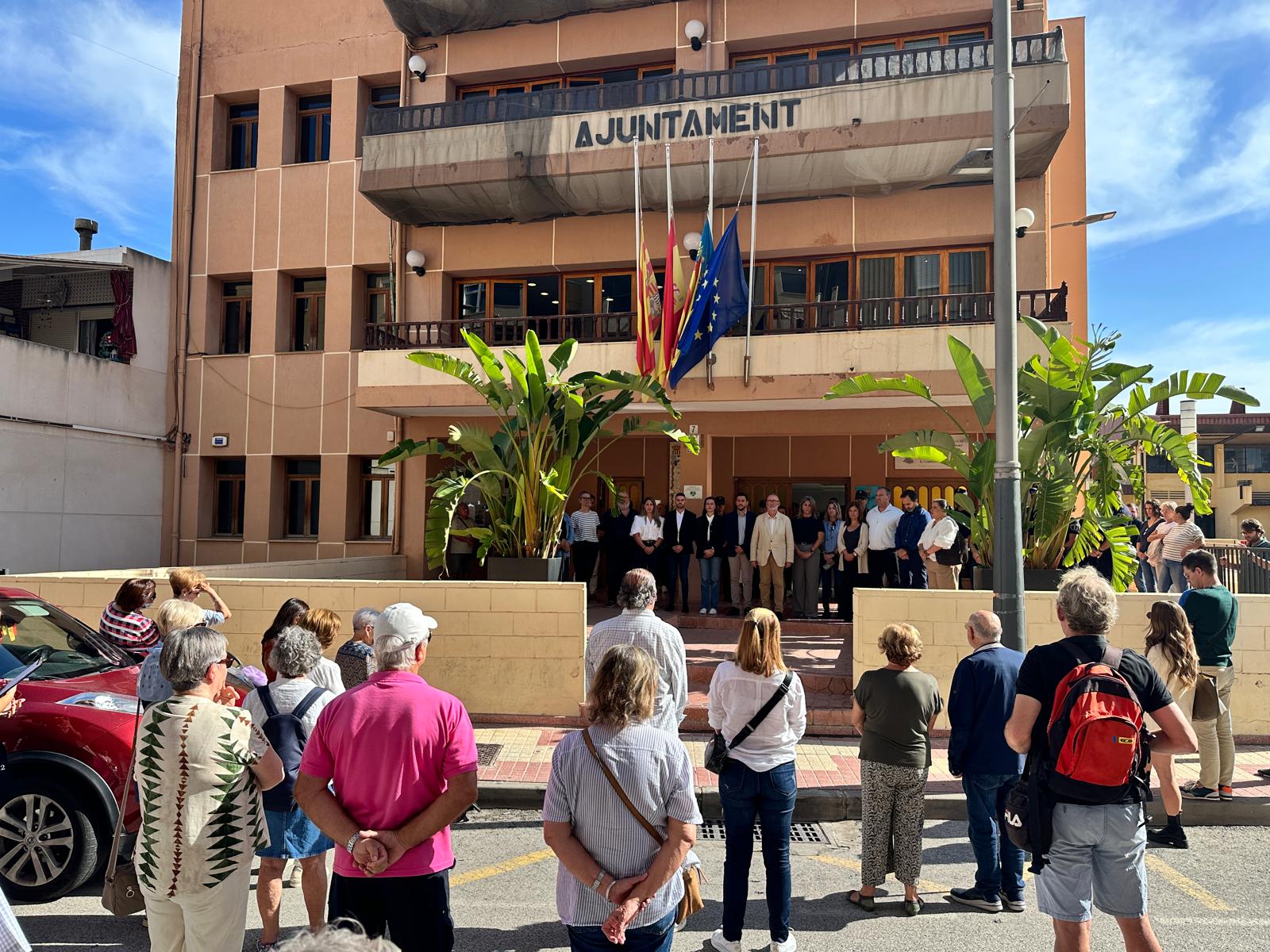 Imagen del minuto de silencio mantenido en El Campello por el aniversario de la DANA de Valencia